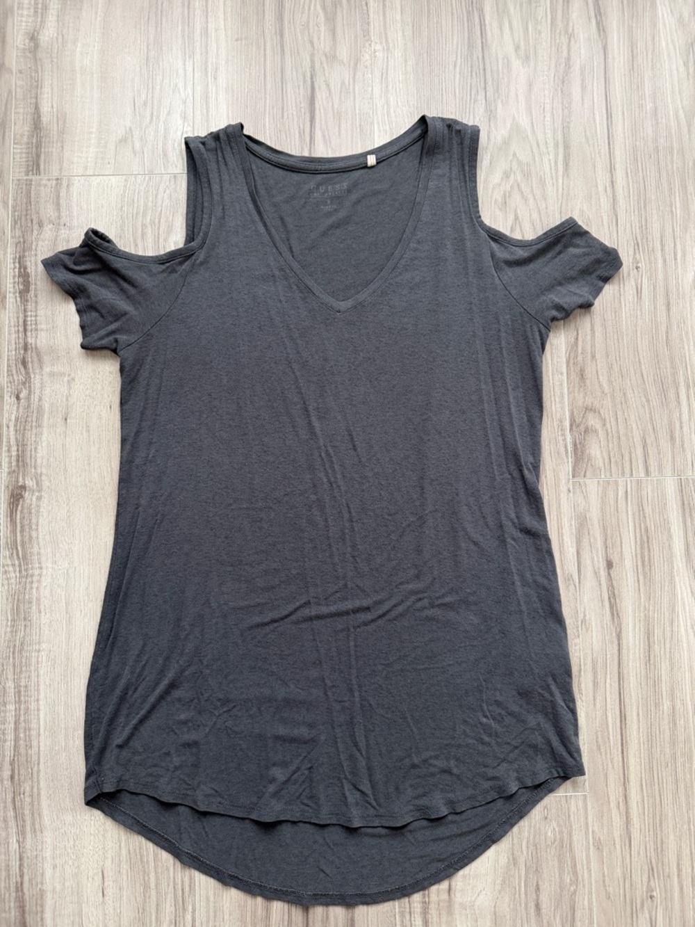 Guess Women's Cold-Shoulder V-Neck Short Sleeve Tee in Charcoal